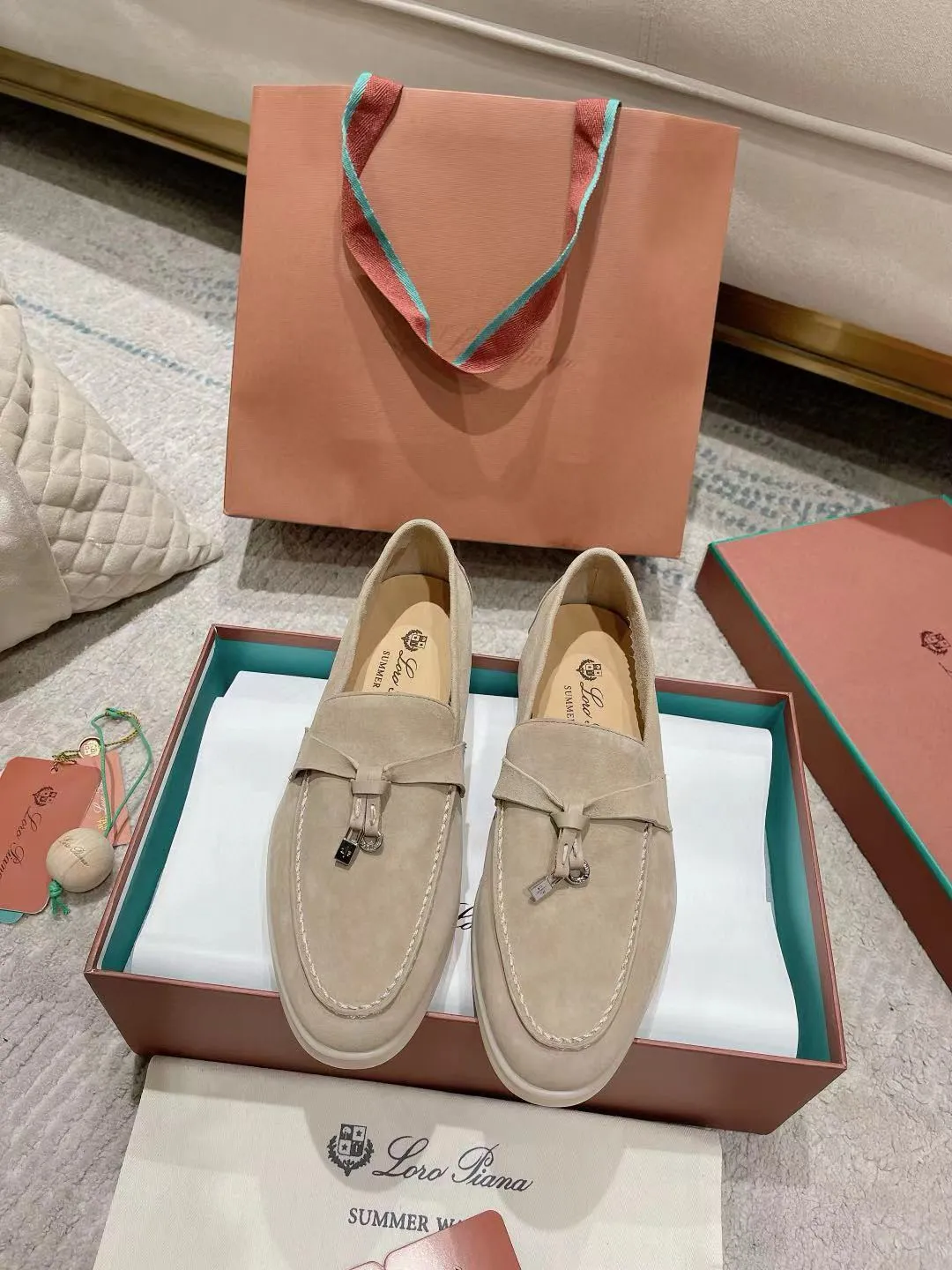 Factory price: 520💰4050 new color. Original purchase, 1⃣️: 1⃣️ folded and developed, Loro Piana professional model to try on feet, quality purchase level, flash sale of common products on the market, welcome to compare, original packaging. Fabric: Imported from Italy🐑High mercerized shearling, Lining: Hand-sewn mark thread in water-dyed cowhide imported from Italy🧵, high-end and elegant. Comfortable on the feet. Size: Women's 35-42 (41, 42) customized, non-returnable, men's 38-45 (46, 47, 48) customized, non-refundable. Fashionable boutiques that you can’t miss, a must-have item